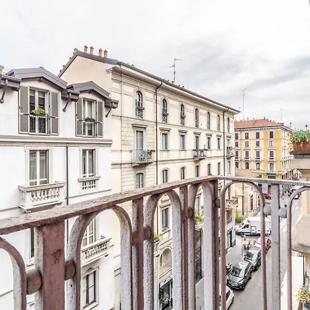 Elegant Center Flat 5 Guests - M1 Metro - Fast Wi-fi - Ac & Balcony * Milano